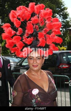 ASCOT, Inghilterra - 18 giugno: Racegoers frequentare il giorno tre signore giorno del Royal Ascot a Ascot Racecourse a giugno 17, 2015 in Ascot, Foto Stock