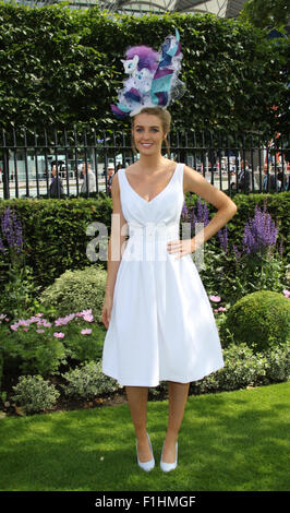 ASCOT, Inghilterra - 18 giugno: Racegoers frequentare il giorno tre signore giorno del Royal Ascot a Ascot Racecourse a giugno 17, 2015 in Ascot, Foto Stock