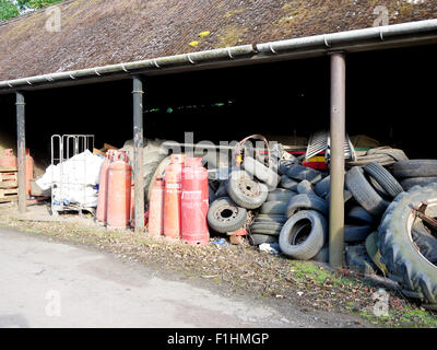 Vecchi pneumatici e le bombole di gas immagazzinato in un granaio. Regno Unito. Foto Stock