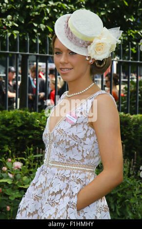 ASCOT, Inghilterra - 18 giugno: Racegoers frequentare il giorno tre signore giorno del Royal Ascot a Ascot Racecourse a giugno 17, 2015 in Ascot, Foto Stock