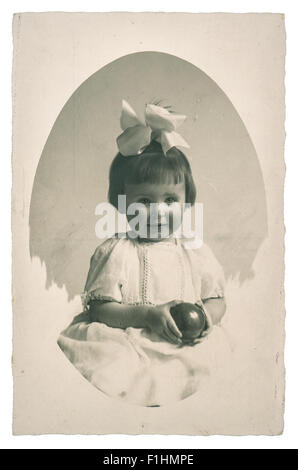 Germania Berlino - circa 1950: vecchie foto di famiglia ritratto della bambina con la sfera del giocattolo Foto Stock