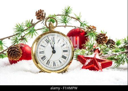Vintage decorazione di Natale antico orologio d'oro e baubles rosso su sfondo bianco Foto Stock