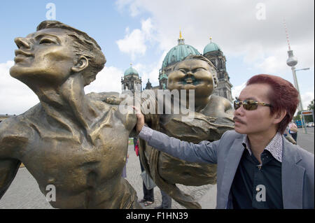 Berlino, Germania. 2 Sep, 2015. Artista cinese Xu Hongfei pone accanto alla sua scultura 'volare con me', in 'Lustgarten' ('piacere giardino') di Berlino, Germania, 2 settembre 2015. Hongfei open air mostra 'Chubby donne" è stato inaugurato lo stesso giorno nel pomeriggio. Molte delle sue opere saranno esposte in giro per la città (specialmente Potsdamer Platz) fino al 13 settembre 2015. Credito: dpa picture alliance/Alamy Live News Foto Stock