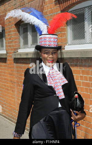 ASCOT, Inghilterra - 18 giugno: Racegoers frequentare il giorno tre signore giorno del Royal Ascot a Ascot Racecourse a giugno 17, 2015 in Ascot, Foto Stock