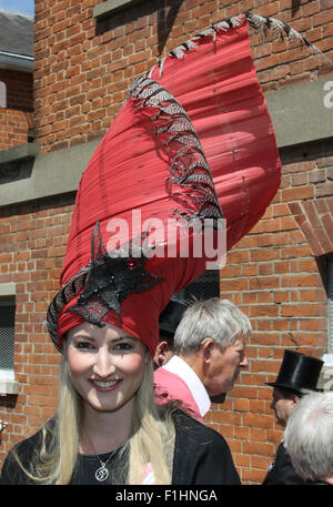 ASCOT, Inghilterra - 18 giugno: Racegoers frequentare il giorno tre signore giorno del Royal Ascot a Ascot Racecourse a giugno 17, 2015 in Ascot, Foto Stock