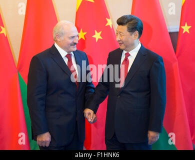 (150902) -- PECHINO, Sett. 2, 2015 (Xinhua) -- Il presidente cinese Xi Jinping (R) si incontra con il Presidente bielorusso Alexander Lukashenko a Pechino Capitale della Cina, Sett. 2, 2015. (Xinhua/Xie Huanchi) (dyhqwl) Foto Stock