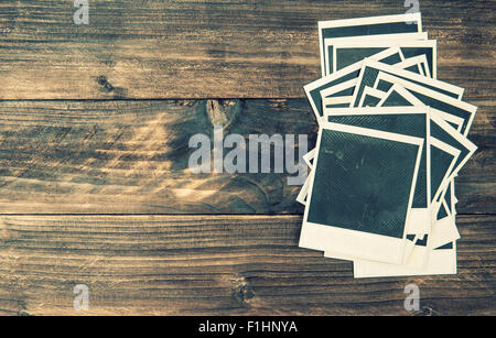 Vecchio instant photo cornici in legno rustico sfondo. In stile vintage tonica foto Foto Stock