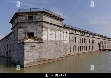 Fort Delaware visto dal lato destro del porto di sally, con fossato. Foto Stock