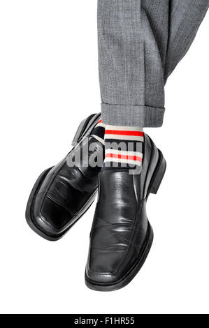 Primo piano dei piedi incrociati di un imprenditore che è rilassante, su sfondo bianco Foto Stock