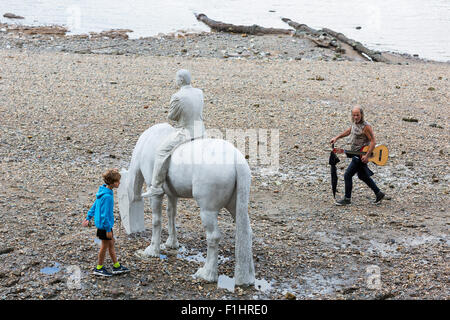 Londra, Inghilterra, 02/09/2015. "L'Alta Marea' è una serie di quattro 3.3m-tall cavallo sculture installato sul foreshore a Nine Elms sulla South Bank, la prima commissione di Londra per internazionalmente acclamato scultore subacqueo Jason deCaires Taylor. Queste sculture sarà nascosta e rivelata dalla marea, libero di vista dalla passeggiata lungo il fiume per un massimo di due ore su entrambi i lati della bassa marea. Le sculture saranno in situ per tutto il mese di settembre. Foto Stock