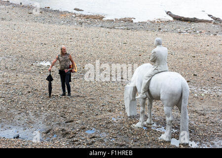 Londra, Inghilterra, 02/09/2015. "L'Alta Marea' è una serie di quattro 3.3m-tall cavallo sculture installato sul foreshore a Nine Elms sulla South Bank, la prima commissione di Londra per internazionalmente acclamato scultore subacqueo Jason deCaires Taylor. Queste sculture sarà nascosta e rivelata dalla marea, libero di vista dalla passeggiata lungo il fiume per un massimo di due ore su entrambi i lati della bassa marea. Le sculture saranno in situ per tutto il mese di settembre. Foto Stock