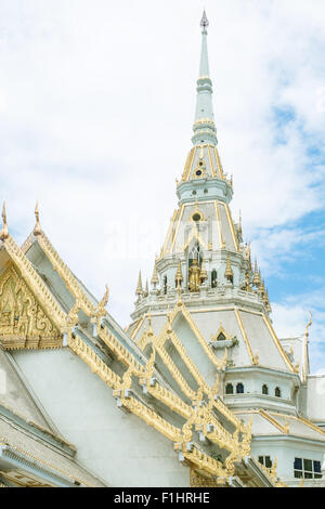 Lo stile del tetto del tempio thailandese con timpano apex sulla parte superiore e cielo blu Foto Stock