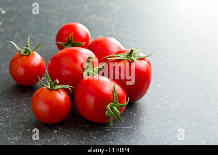 Pomodori rossi sul tavolo da cucina Foto Stock