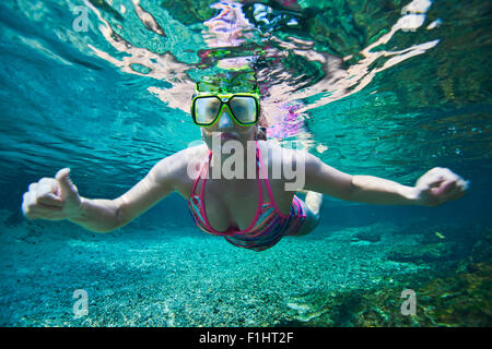 Foto subacquee che mostra un nuotatore femmina nuotare attraverso Rock Springs eseguire in Kelly Park nella Florida Centrale Foto Stock