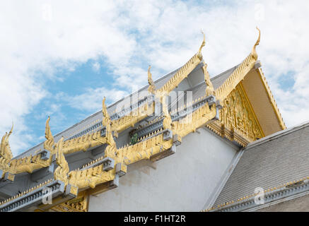 Lo stile del tetto del tempio thailandese con timpano apex sulla parte superiore e cielo blu Foto Stock