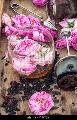 Le gemme del tea rose in una scatola di legno con la saldatura in stile rustico Foto Stock