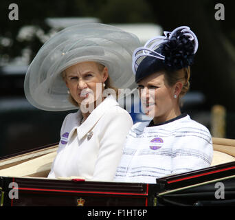 ASCOT, Inghilterra - 19 giugno: Zara Phillips ( R ) arriva per giorno quattro del Royal Ascot a Ascot Racecourse a giugno 19, 2015 in Ascot, Foto Stock