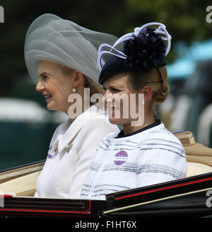 ASCOT, Inghilterra - 19 giugno: Zara Phillips ( R ) arriva per giorno quattro del Royal Ascot a Ascot Racecourse a giugno 19, 2015 in Ascot, Foto Stock