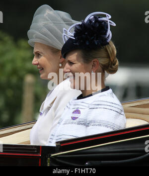 ASCOT, Inghilterra - 19 giugno: Zara Phillips ( R ) arriva per giorno quattro del Royal Ascot a Ascot Racecourse a giugno 19, 2015 in Ascot, Foto Stock