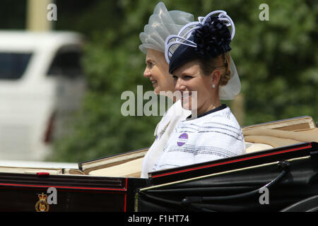 ASCOT, Inghilterra - 19 giugno: Zara Phillips ( R ) arriva per giorno quattro del Royal Ascot a Ascot Racecourse a giugno 19, 2015 in Ascot, Foto Stock