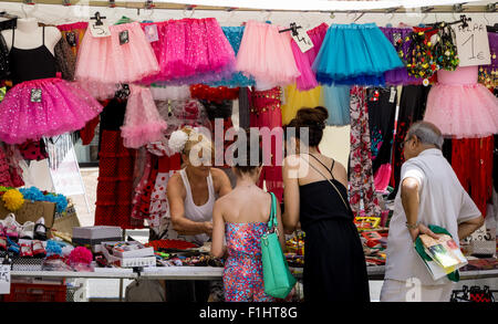 Un mercato in stallo in Puerto Banus a Marbella, Spagna, la vendita di bambini colorati abiti di dimensioni Foto Stock
