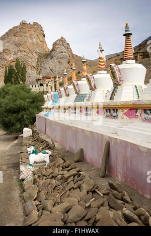 India, Jammu e Kashmir, Ladakh il Buddismo, Gama, mani pietre nella parete sotto chortens buddista Foto Stock