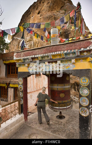 India, Jammu e Kashmir, Ladakh Buddismo, Mulbekh tempio, turistico grande rotante ruota di preghiera Foto Stock