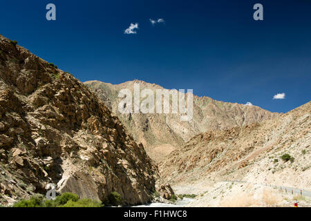 India, Jammu e Kashmir Srinagar a Leh autostrada alta altitudine strada in montagna accanto al fiume Drass Foto Stock