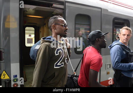 Rosenheim, Germania. 2 Sep, 2015. Due giovani uomini provenienti dalla Nigeria lasciare un treno con un poliziotto presso la stazione dei treni di Rosenheim, Germania, 2 settembre 2015. La polizia ha arrestato cinque uomini provenienti da diversi paesi africani in un treno in arrivo da Austria. Foto: ANDREAS GEBERT/dpa/Alamy Live News Foto Stock