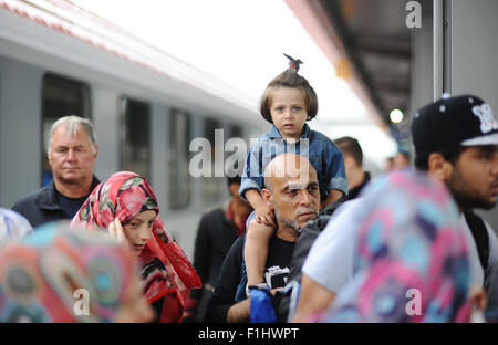 Rosenheim, Germania. 2 Sep, 2015. Un poliziotto (L) porta un rifugiato siriano famiglia a un ufficio di registrazione, presso la stazione ferroviaria in Rosenheim, Germania, 2 settembre 2015. La polizia arrestati 50-60 rifugiati (soprattutto dalla Siria), in un treno in arrivo dall'Italia. Foto: ANDREAS GEBERT/dpa/Alamy Live News Foto Stock