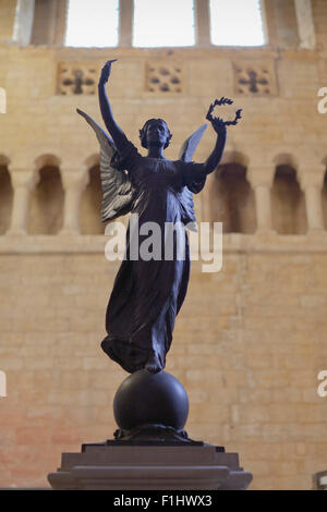 Winged statua in Pershore Abbey Foto Stock