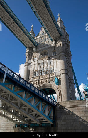 Il Tower Bridge, Vittoriano, il ponte sul Fiume Tamigi a Londra progettato da Sir Horace Jones. Foto Stock