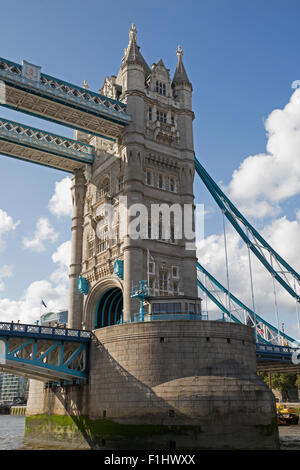 Il Tower Bridge, Vittoriano, il ponte sul Fiume Tamigi a Londra progettato da Sir Horace Jones. Foto Stock