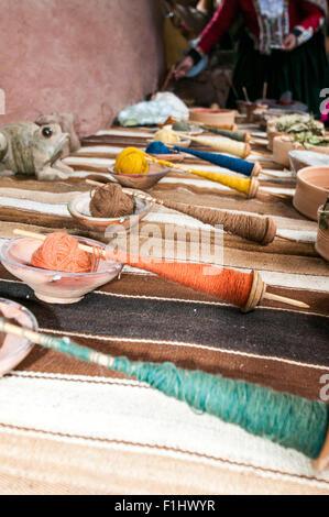 Tradizionali di tessitura a mano nelle montagne delle Ande, Perù sud america Foto Stock