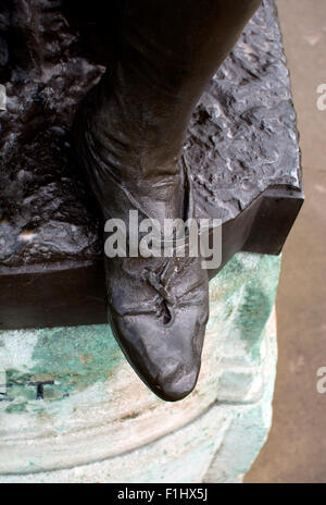 Frazione statua calzatura dettaglio, Gower memorial, Stratford-upon-Avon, Regno Unito Foto Stock