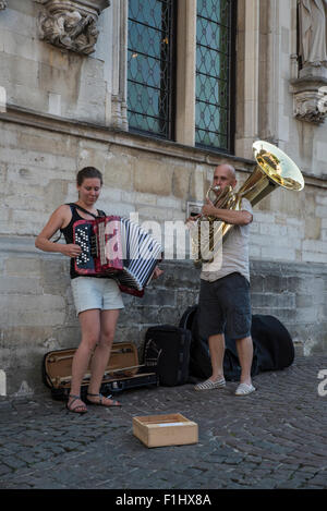 Musicisti di strada la riproduzione di brani tradizionali al di fuori del Municipio su un pigro pomeriggio soleggiato a Bruges. Foto Stock