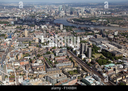 Vista aerea di Whitechapel guardando ad est verso la London Docklands skyline, REGNO UNITO Foto Stock