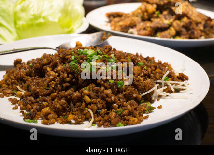 Cinese anatra arrosto avvolto in vegetali. Foto Stock