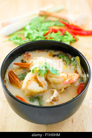 Tom Yum Kung, piccante Tailandese tradizionale zuppa Foto Stock