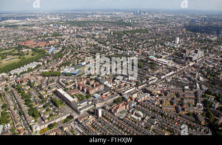 Vista aerea guardando verso sud est attraverso la A10 road a Stoke Newington, Hackney, Londra, Regno Unito Foto Stock