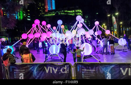 La Sydney vivida luce Festival con energia di luce efficiente mostre al Circular Quay e fuochi d'artificio di Darling Harbour. Foto Stock