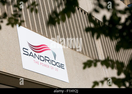 Un logo segno al di fuori della sede di energia SandRidge, nella città di Oklahoma, Oklahoma, il 20 agosto 2015. Foto Stock