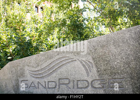 Un logo segno al di fuori della sede di energia SandRidge, nella città di Oklahoma, Oklahoma, il 20 agosto 2015. Foto Stock