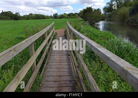 Un ponte pedonale lungo il fiume Cam in grantchester meadows Foto Stock