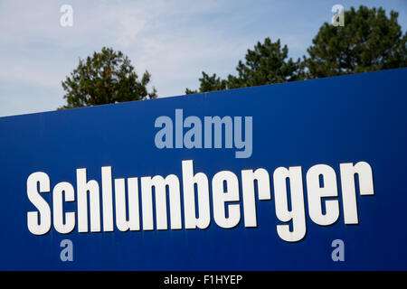 Un segno del logo al di fuori di un meccanismo azionato da Schlumberger Limited, in Lawrence, Kansas, il 23 agosto 2015. Foto Stock