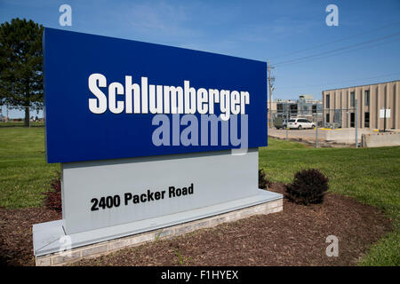 Un segno del logo al di fuori di un meccanismo azionato da Schlumberger Limited, in Lawrence, Kansas, il 23 agosto 2015. Foto Stock