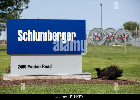 Un segno del logo al di fuori di un meccanismo azionato da Schlumberger Limited, in Lawrence, Kansas, il 23 agosto 2015. Foto Stock