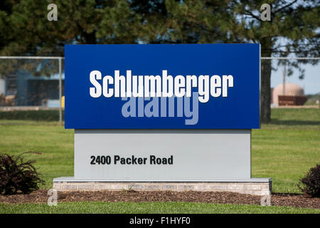 Un segno del logo al di fuori di un meccanismo azionato da Schlumberger Limited, in Lawrence, Kansas, il 23 agosto 2015. Foto Stock