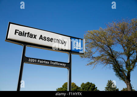 Un logo segno esterno della General Motors Fairfax impianto di assemblaggio in Kansas City, Kansas il 23 agosto 2015. Foto Stock