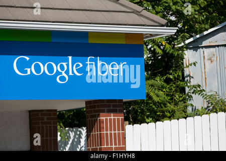 Un logo segno esterno di una fibra di Google ufficio vendite in Kansas City, Missouri il 23 agosto 2015. Foto Stock